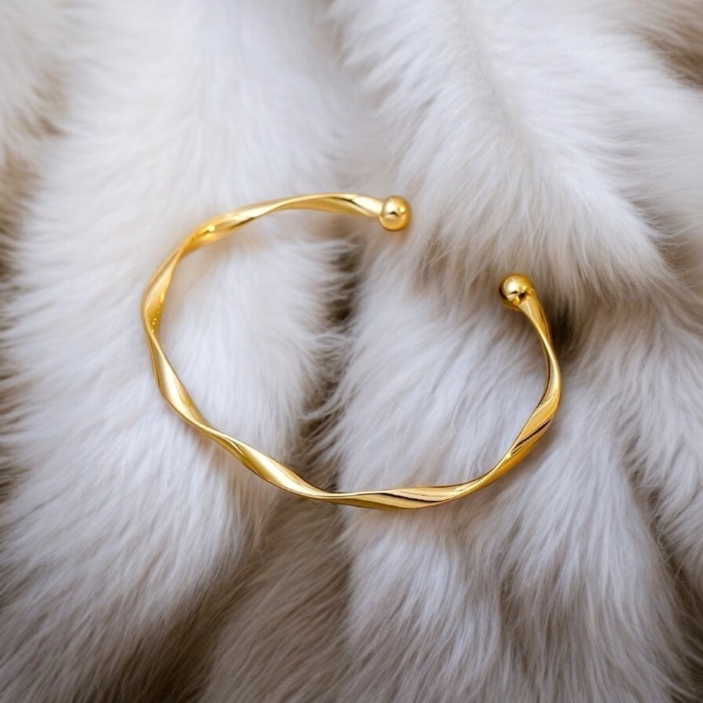 18k Gold tone ✨ gorgeous bracelet